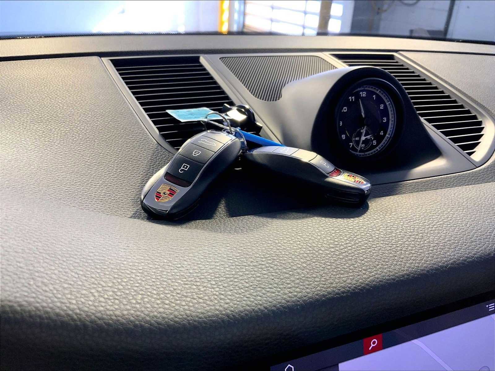 Certified 2023 Porsche Macan image 21