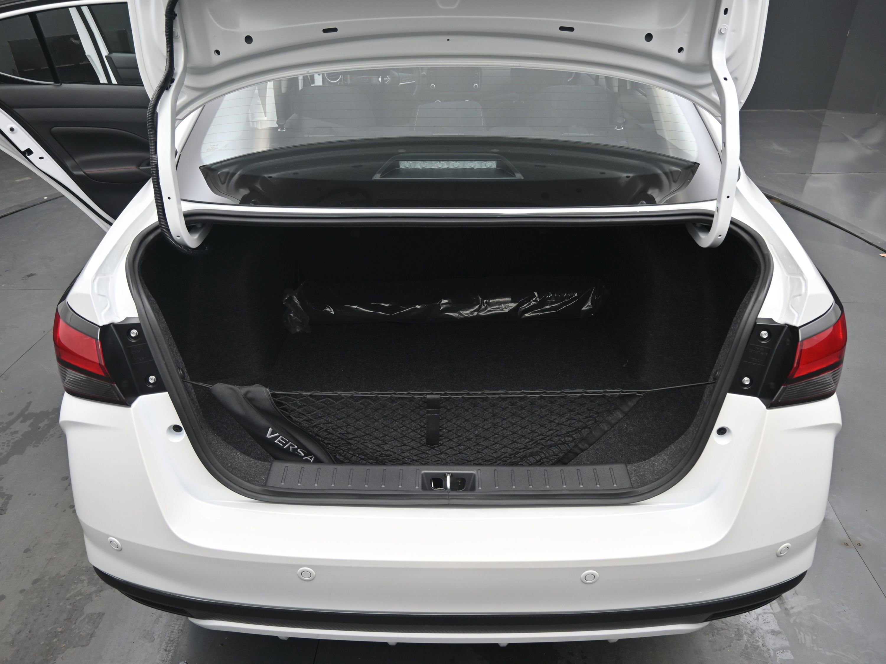 Certified 2025 Nissan Versa SR w/ Trunk Package image 18