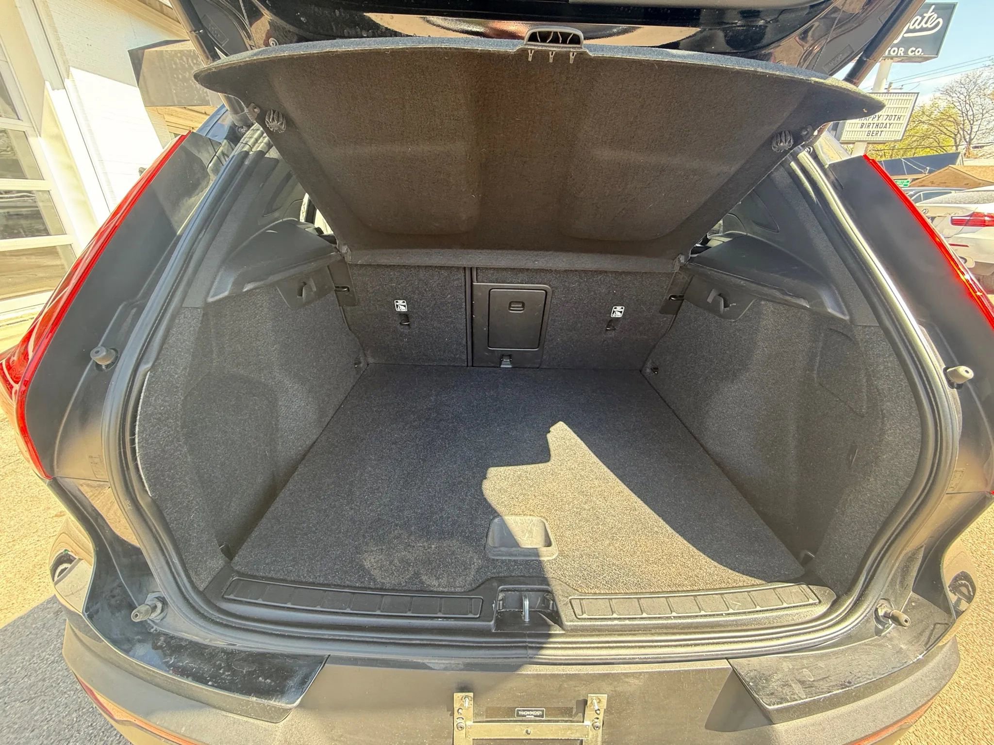 Used 2021 Volvo XC40 T4 Momentum image 16