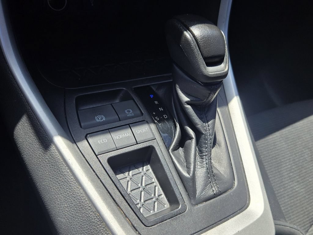 Used 2022 Toyota RAV4 LE FWD image 19