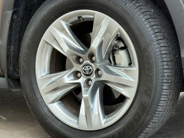 Used 2019 Toyota Highlander Limited FWD image 12
