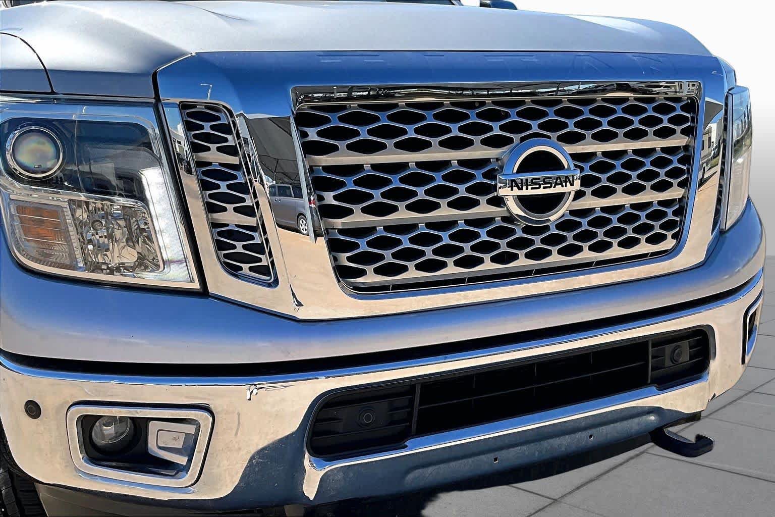 Used 2017 Nissan Titan SL AWD/4WD image 29