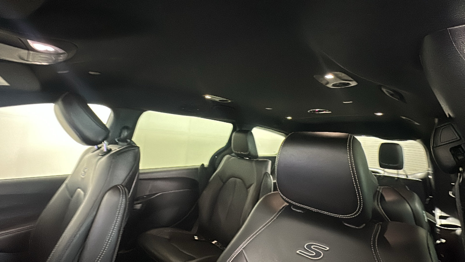 Used 2023 Chrysler Pacifica Touring-L w/ Uconnect Theater Family Group FWD image 15