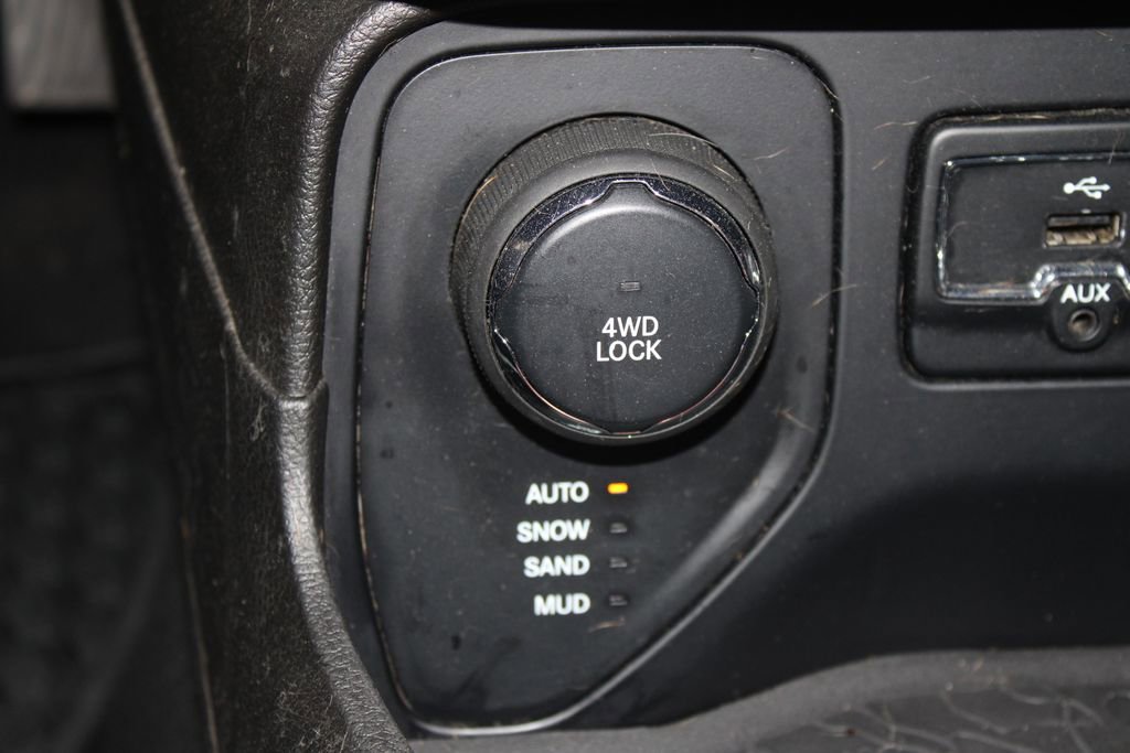 Used 2017 Jeep Renegade Latitude w/ Cold Weather Group image 37