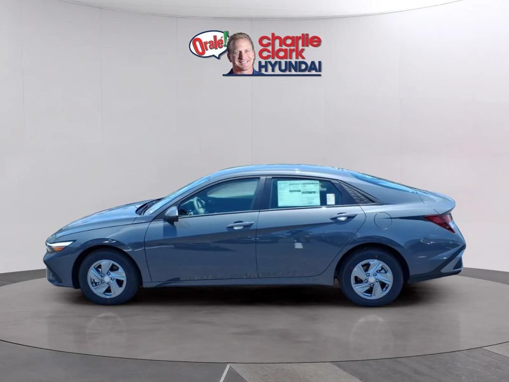 New 2026 Hyundai Elantra SE FWD image 2