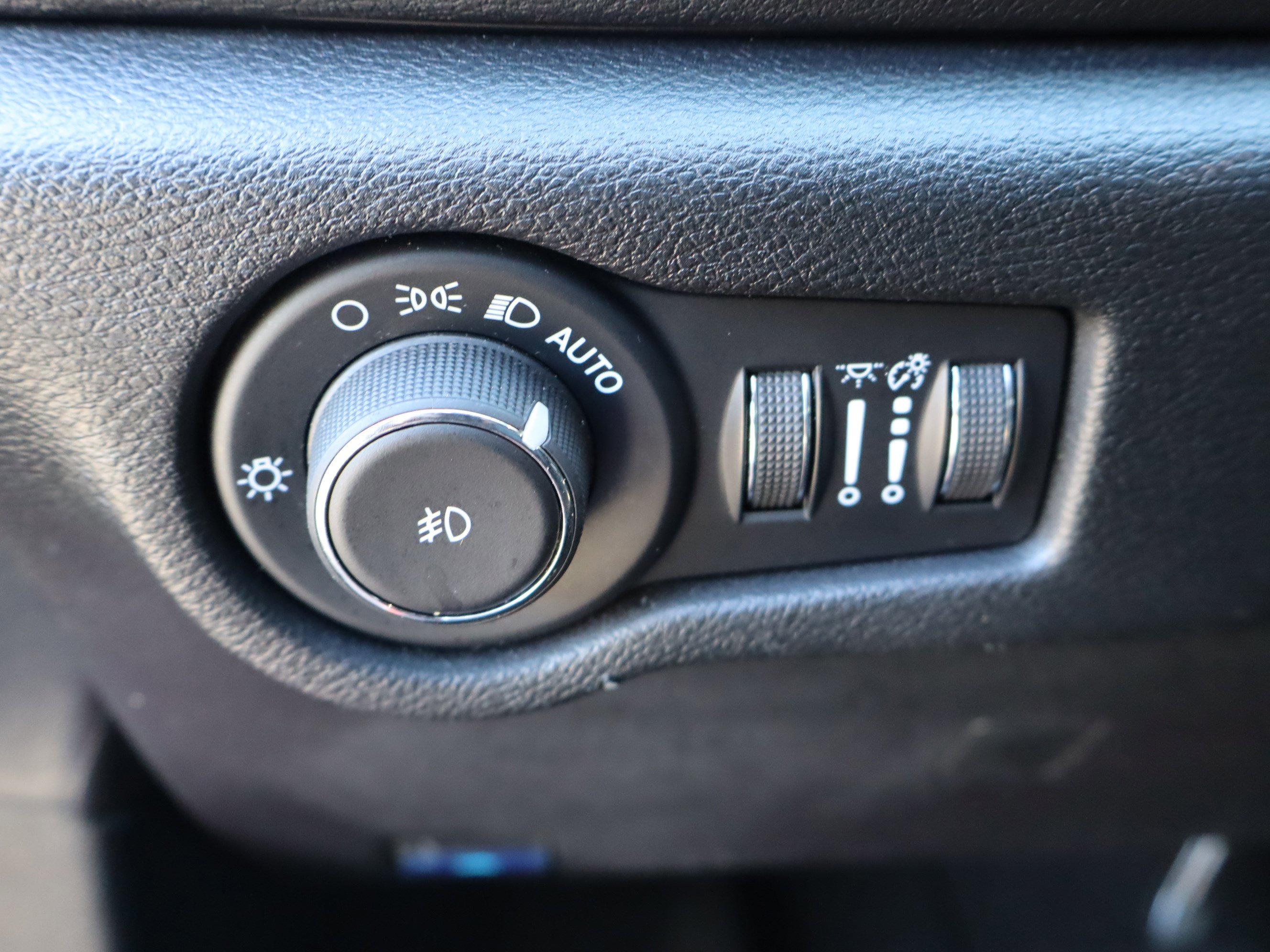 Used 2025 Chrysler Pacifica Select image 18