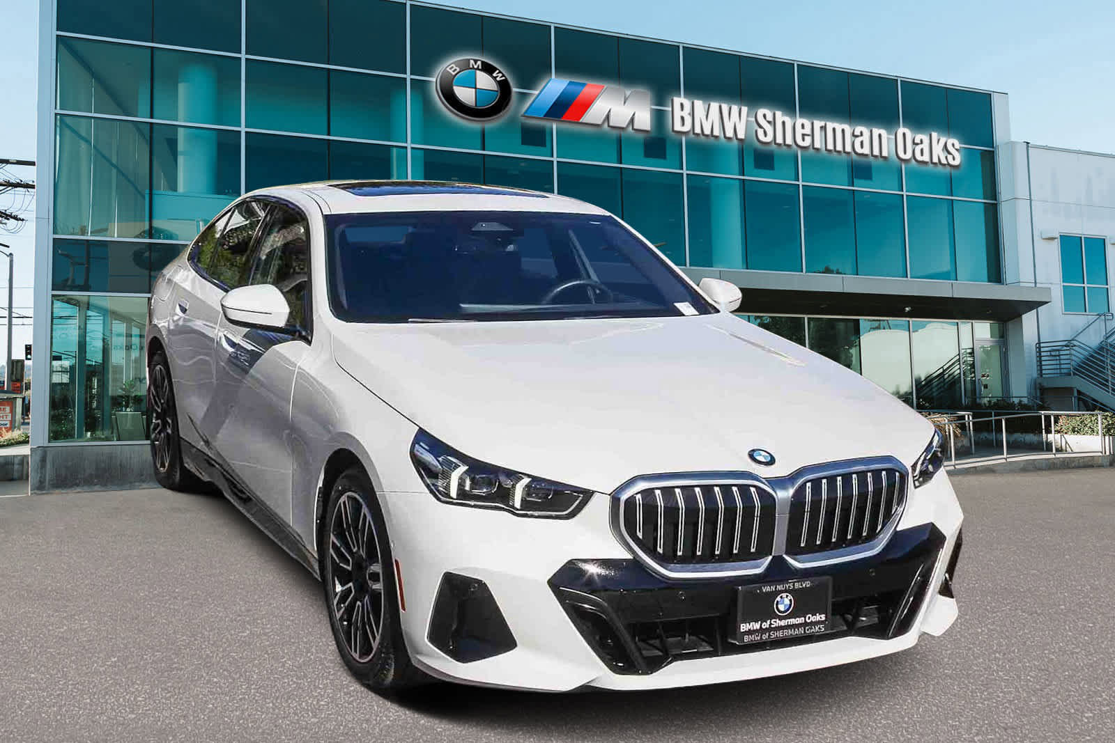 Used 2025 BMW 530i w/ M Sport Package image 3