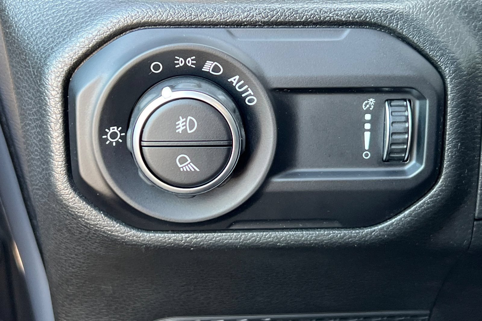 Used 2023 Jeep Gladiator Sport AWD/4WD image 36