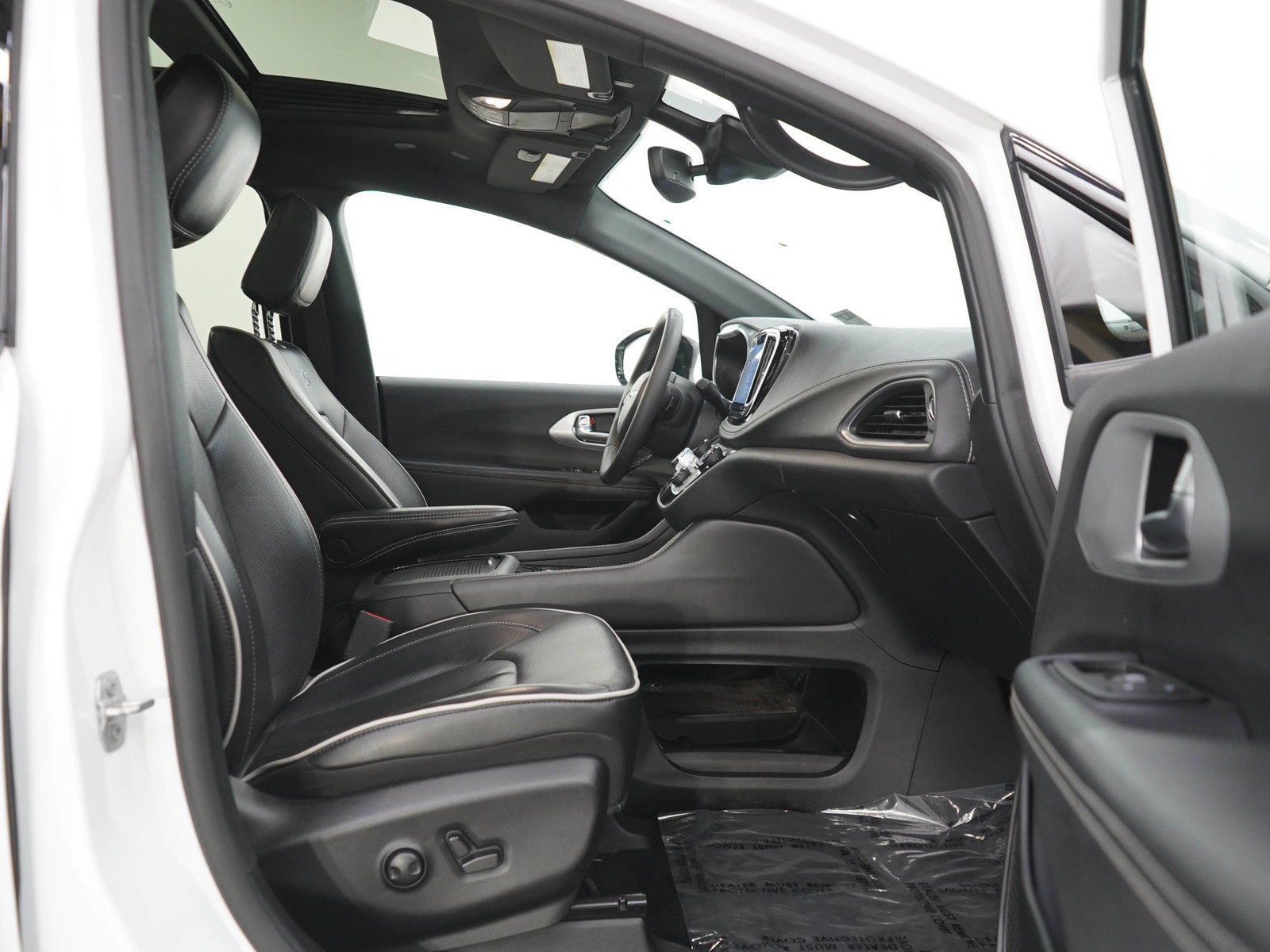 Used 2025 Chrysler Pacifica Limited FWD image 11