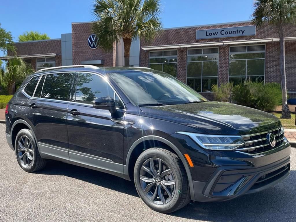 Used 2023 Volkswagen Tiguan SE w/ Panoramic Sunroof Package FWD image 1