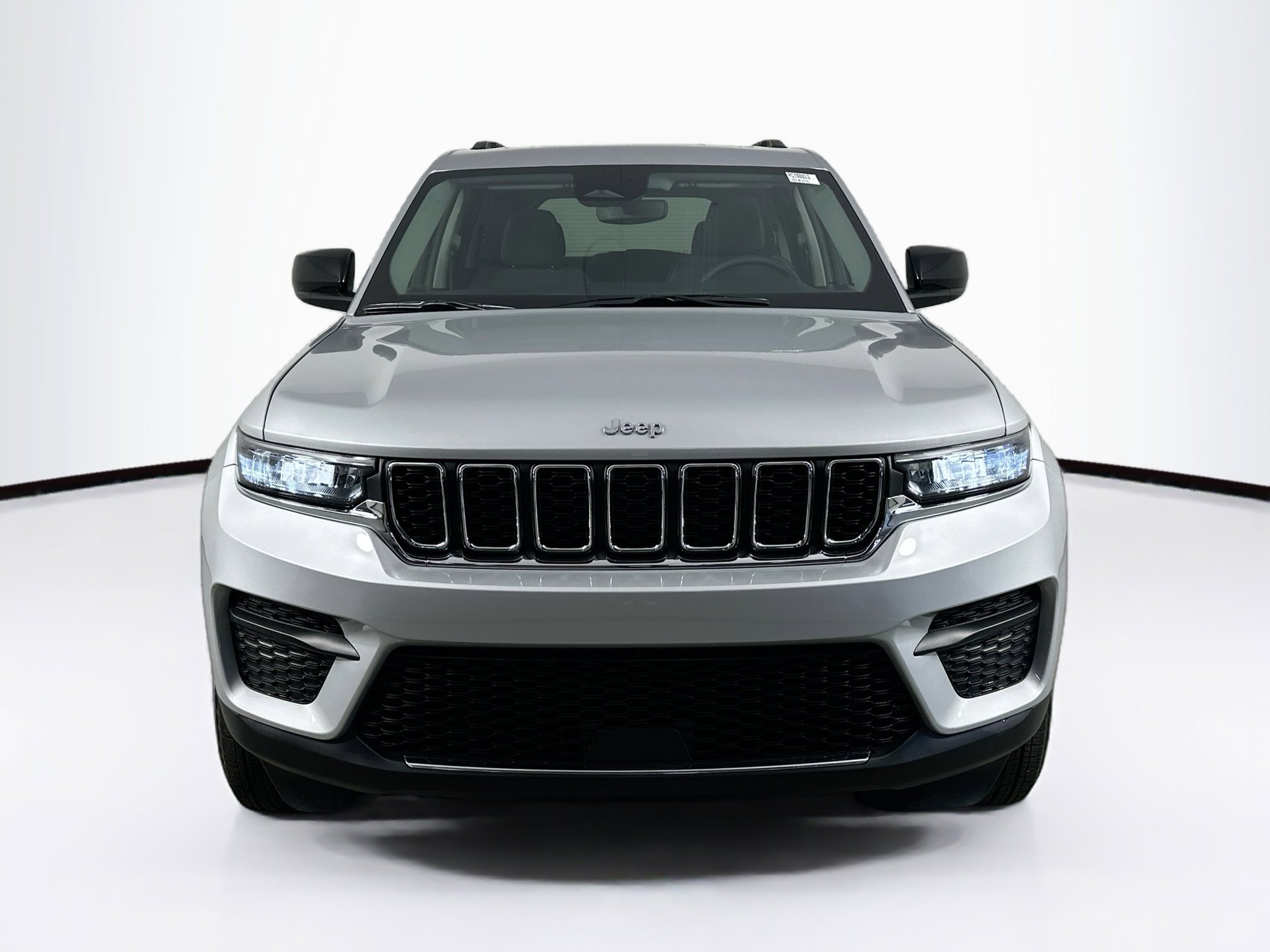 Used 2024 Jeep Grand Cherokee Laredo X image 2
