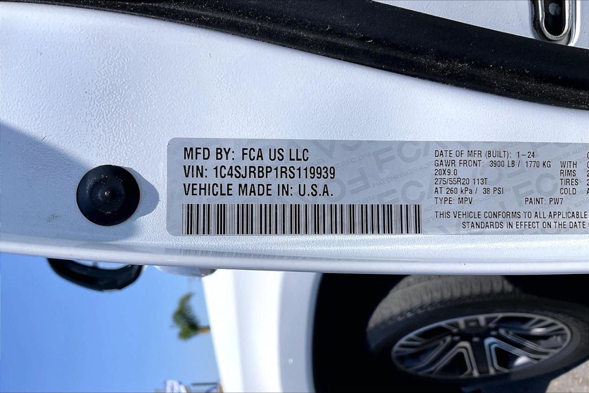 Used 2024 Jeep Wagoneer L Series II RWD image 35