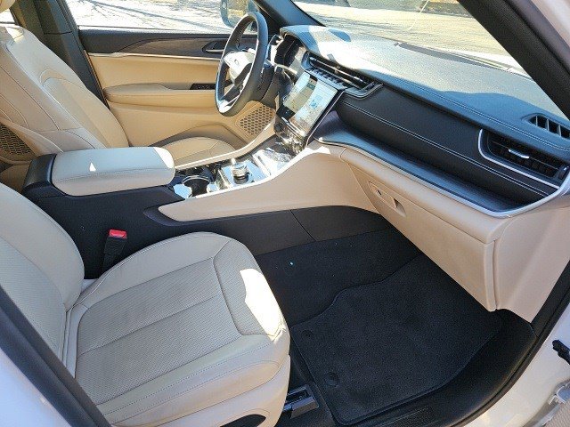 Used 2023 Jeep Grand Cherokee Limited w/ Luxury Tech Group II image 11