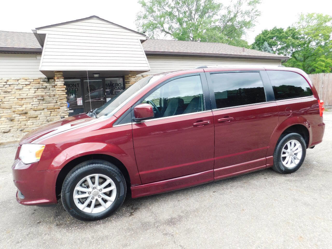 Used 2018 Dodge Grand Caravan SXT image 12