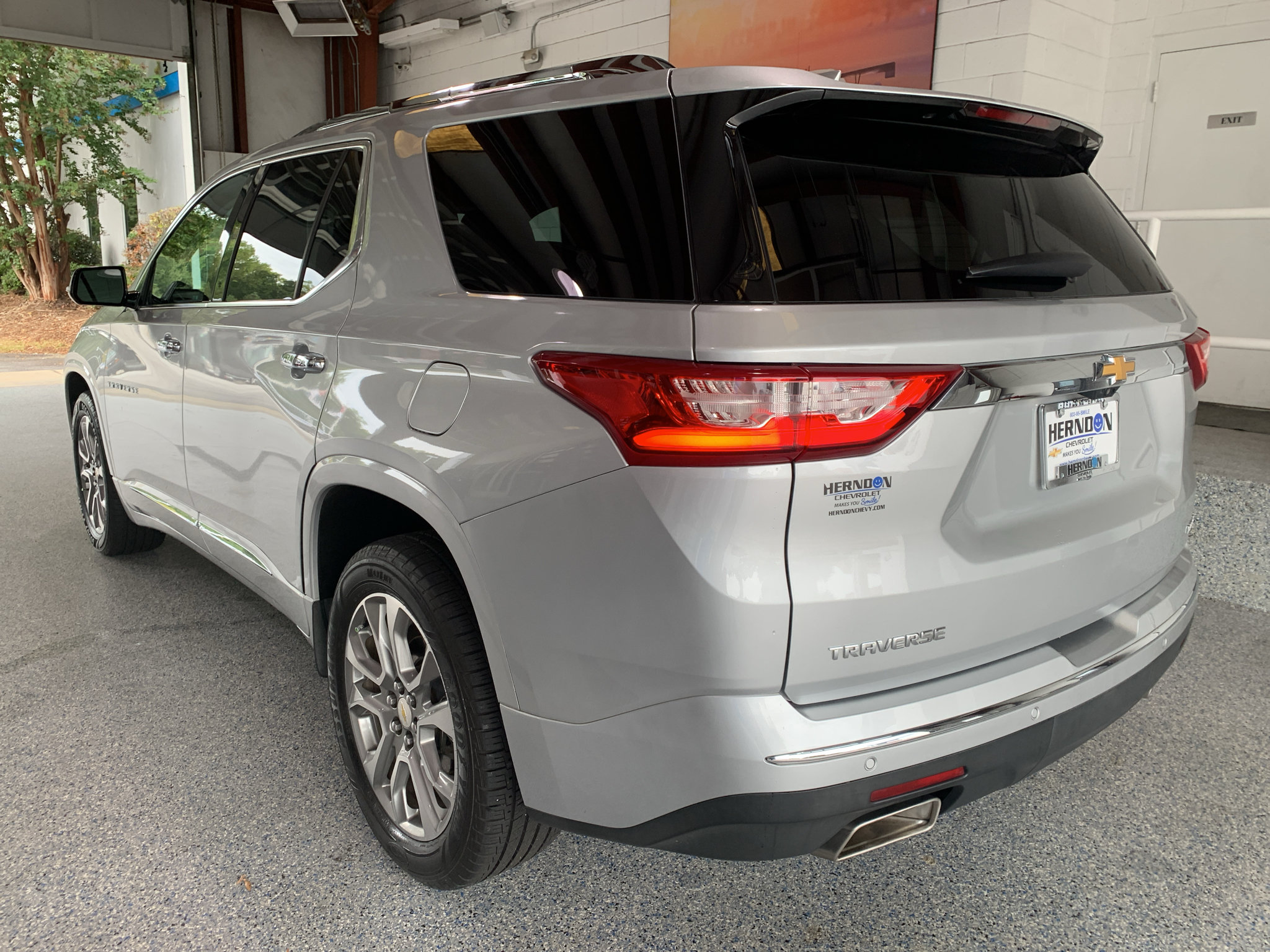 Used 2019 Chevrolet Traverse Premier w/ Driver Confidence II Package FWD image 6