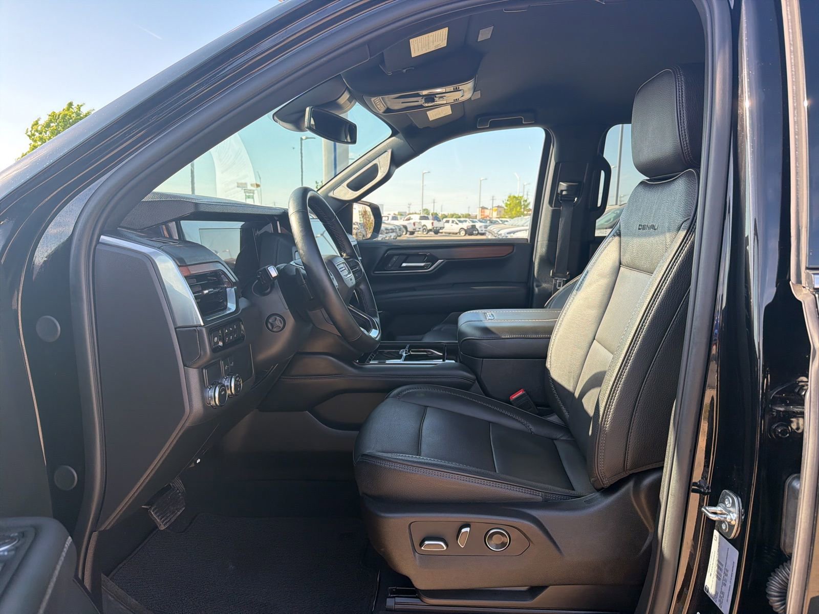Used 2025 GMC Yukon XL Denali image 13