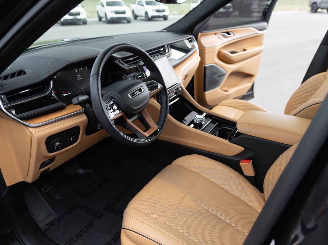 Used 2023 Jeep Grand Cherokee Summit image 9