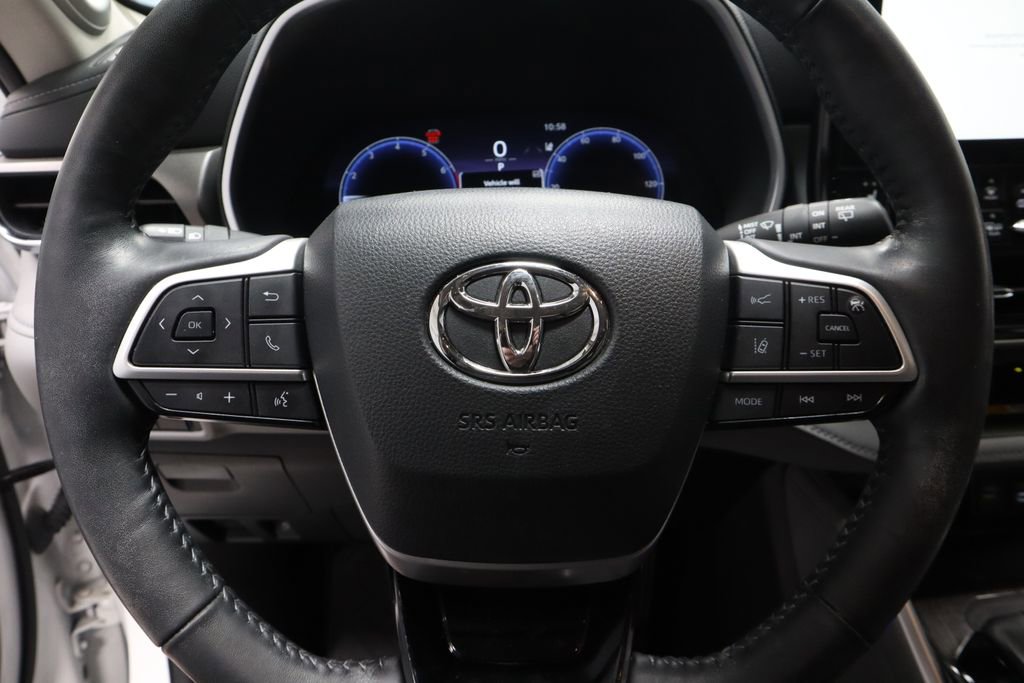 Used 2024 Toyota Highlander Limited AWD/4WD image 30