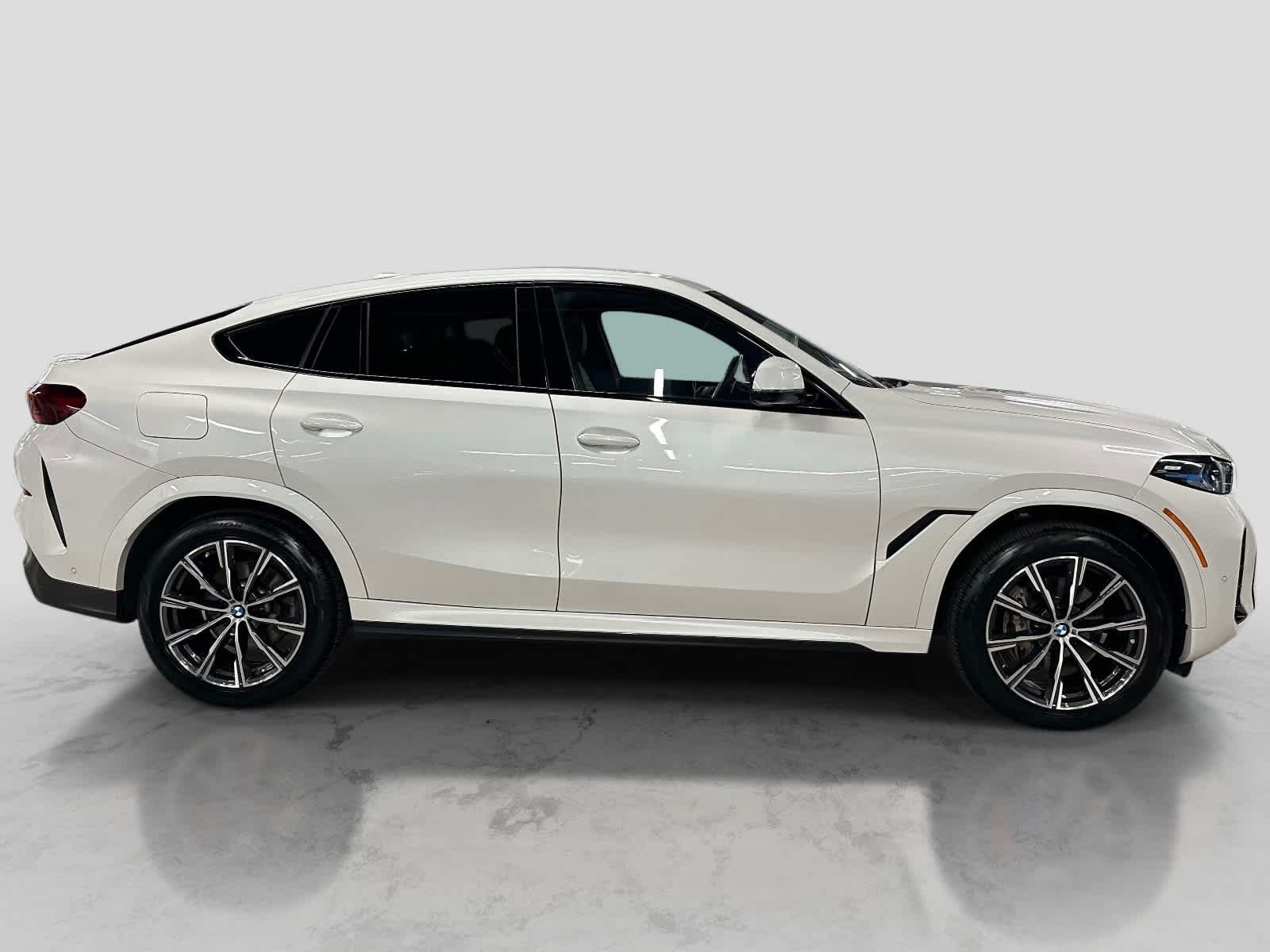 Used 2025 BMW X6 xDrive40i w/ Climate Comfort Package AWD/4WD image 6