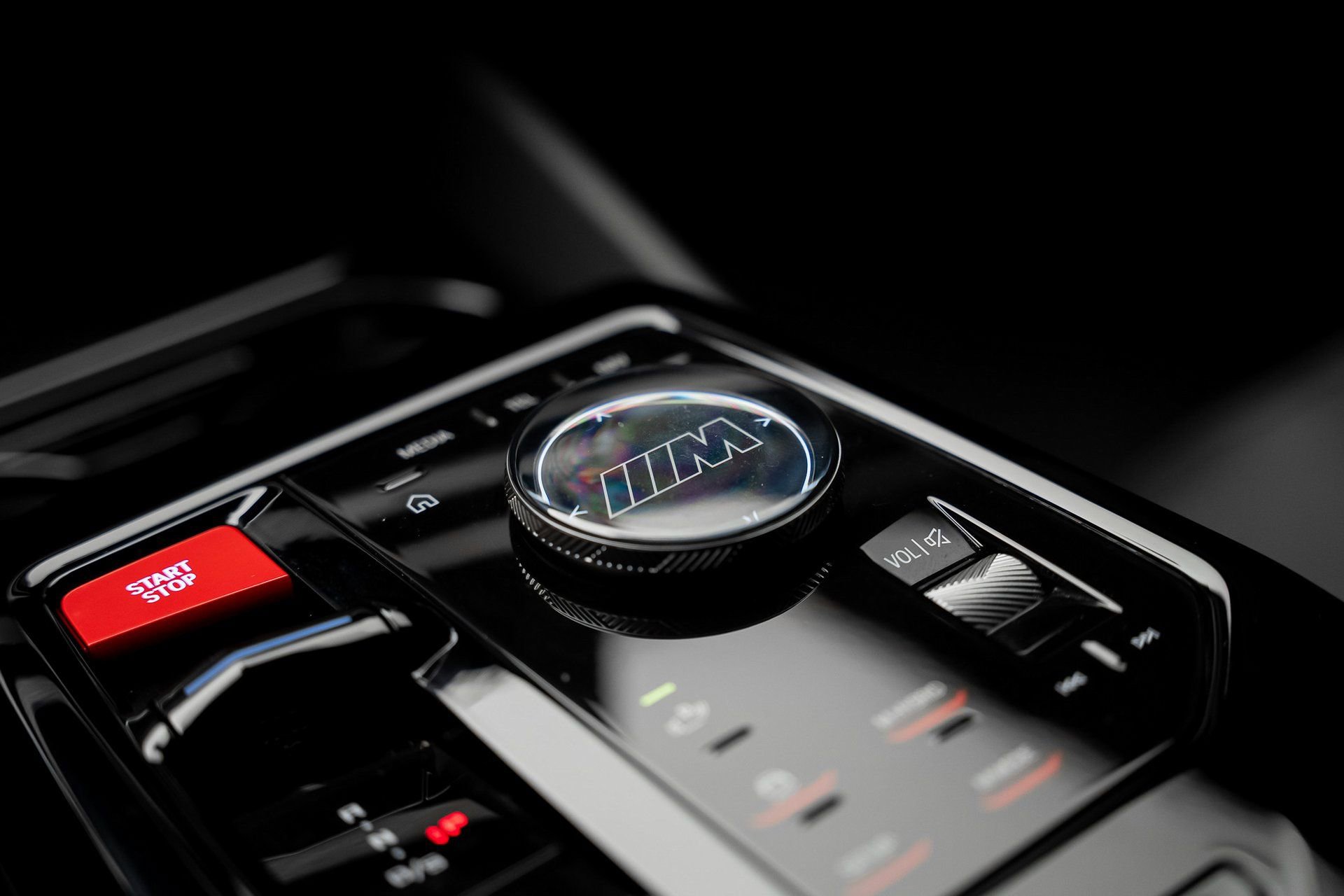 Used 2025 BMW M5 w/ Carbon Package image 57