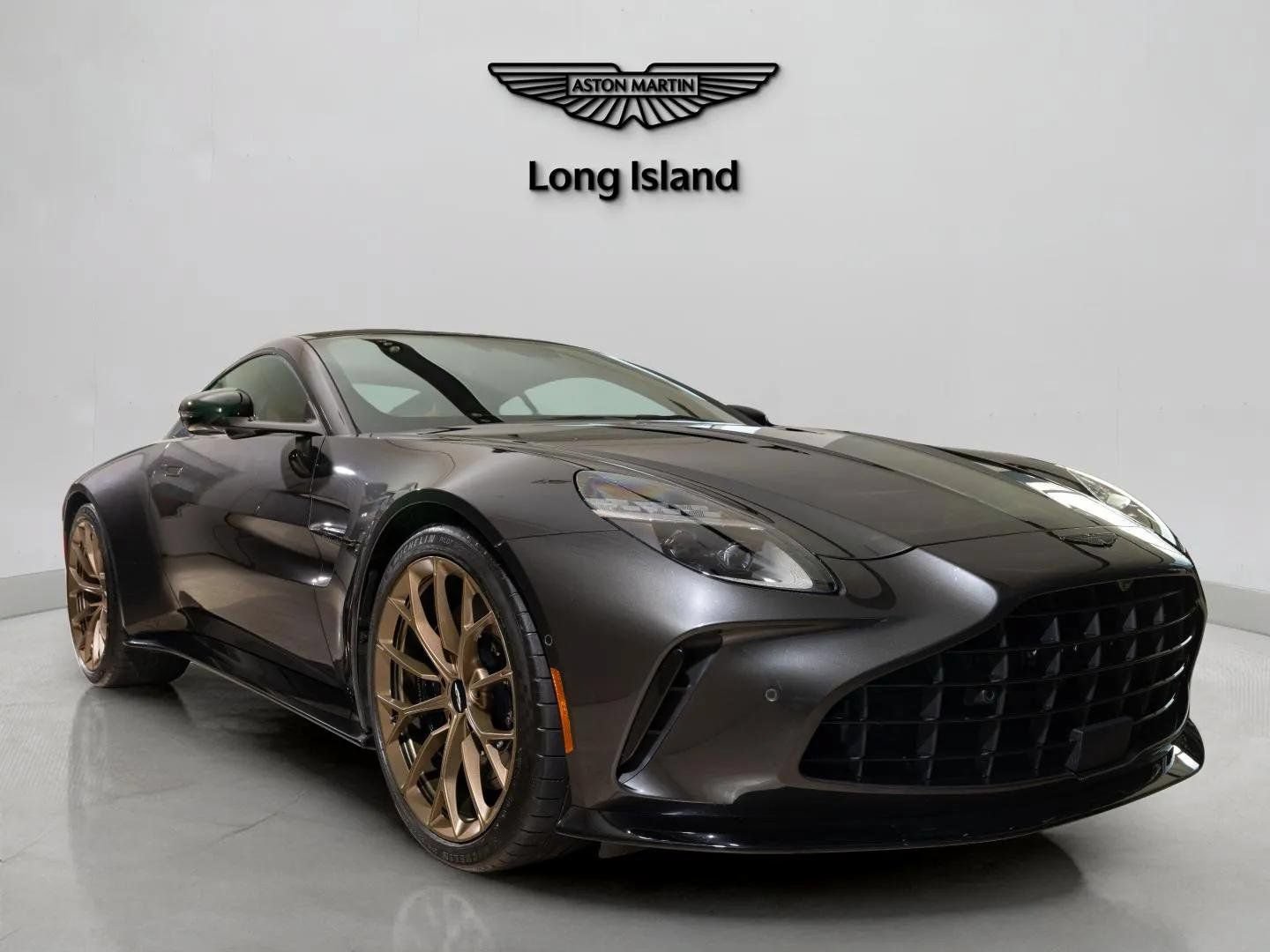 Used 2025 Aston Martin V8 Vantage Coupe RWD image 3