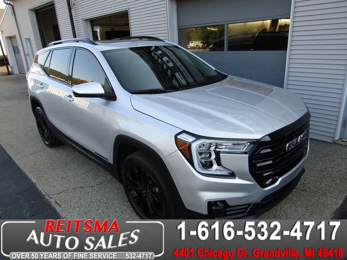 Used 2022 GMC Terrain SLT w/ Infotainment Package II image 1