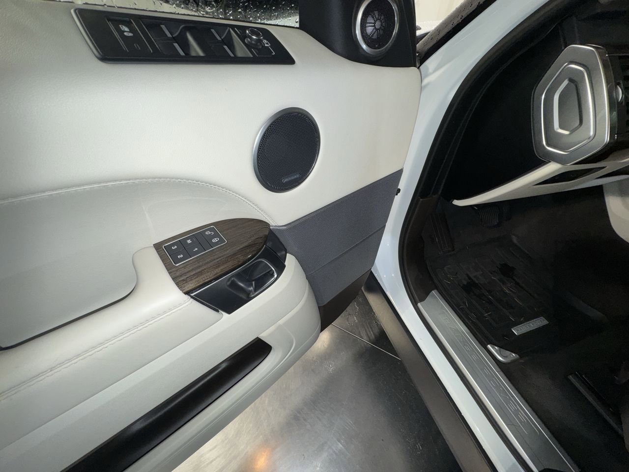 Used 2017 Land Rover Range Rover Sport HSE image 20