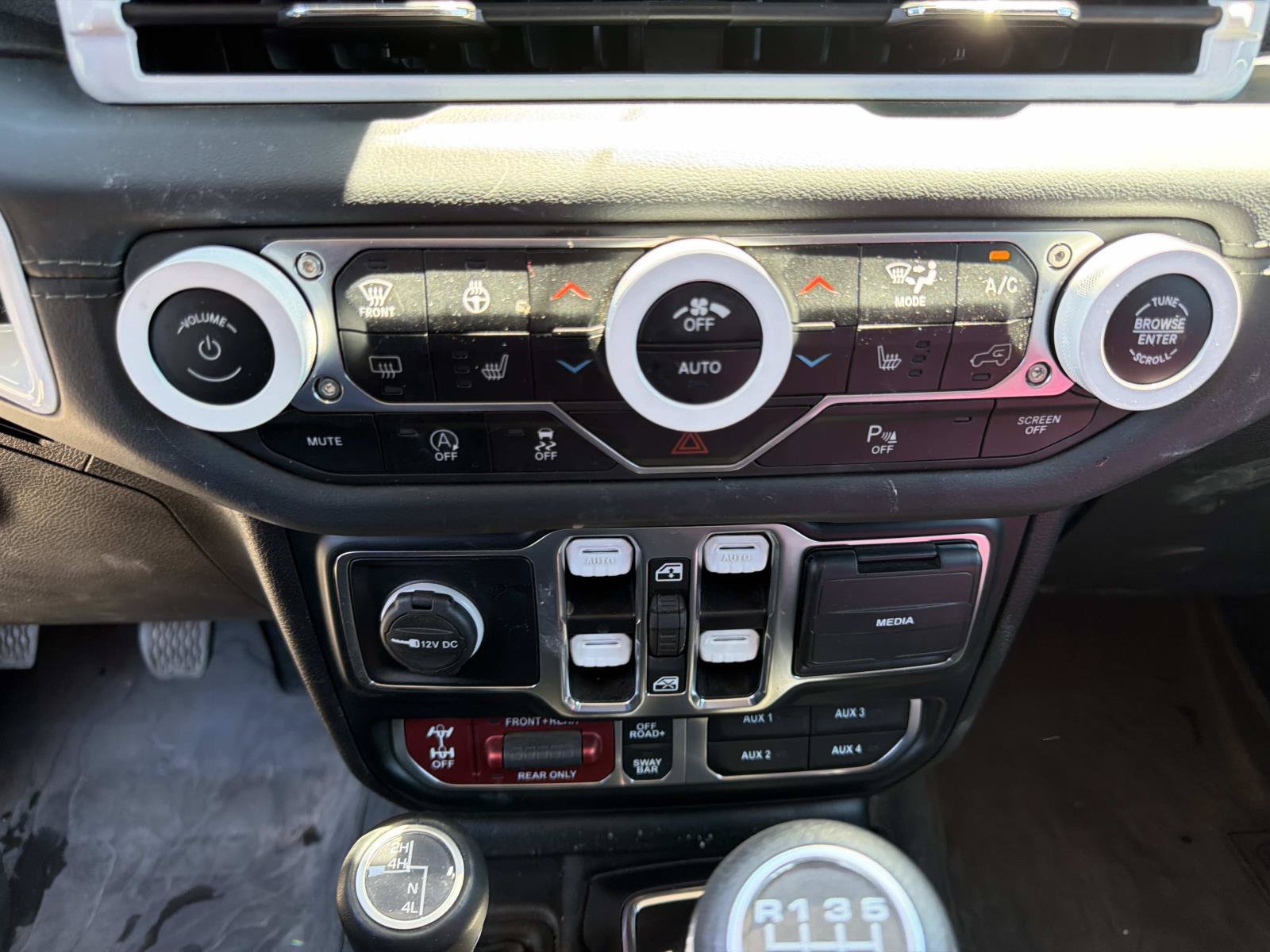 Used 2024 Jeep Wrangler Unlimited Rubicon AWD/4WD image 24