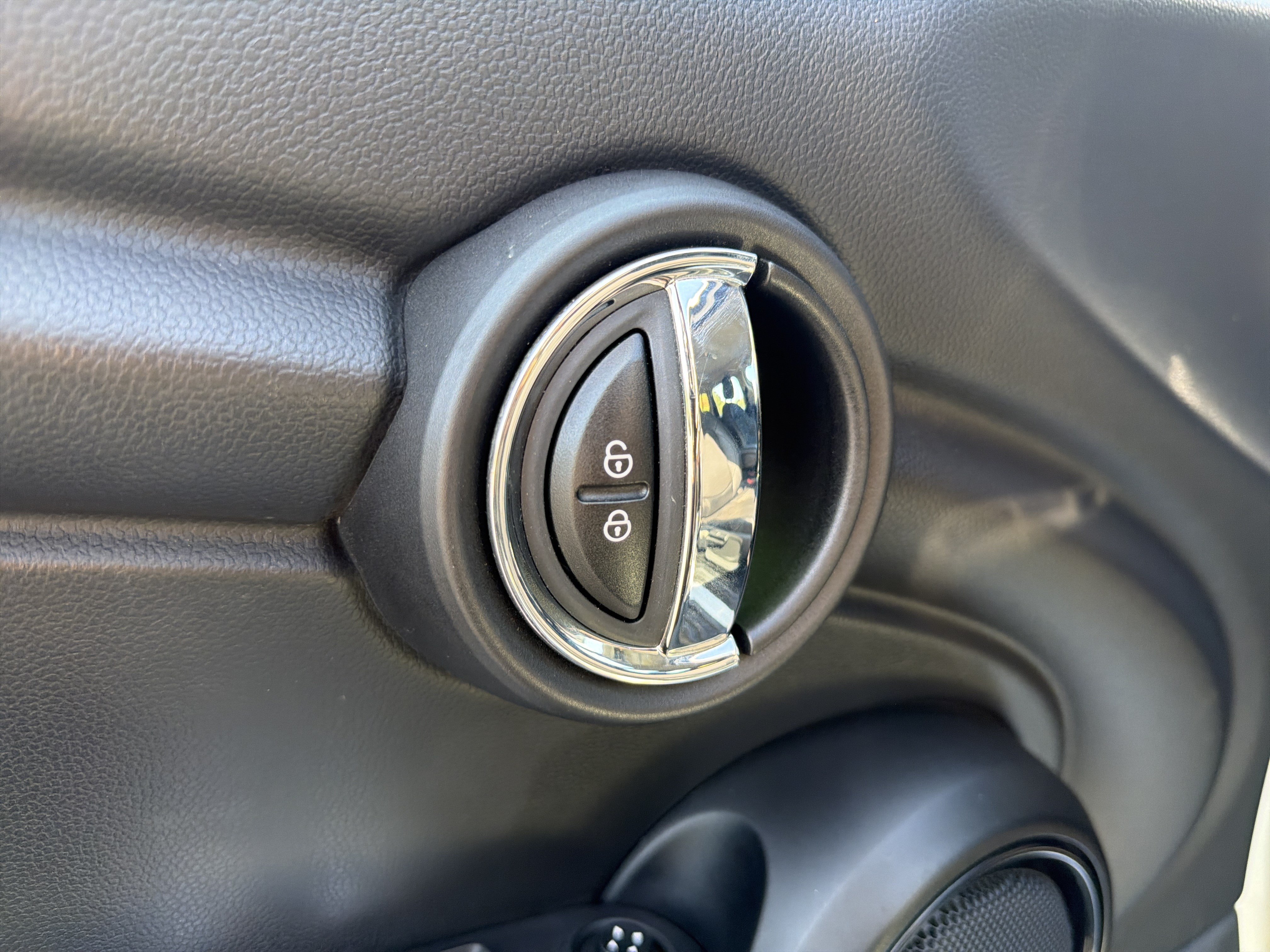 Used 2016 MINI Cooper 4-Door Hardtop FWD image 24