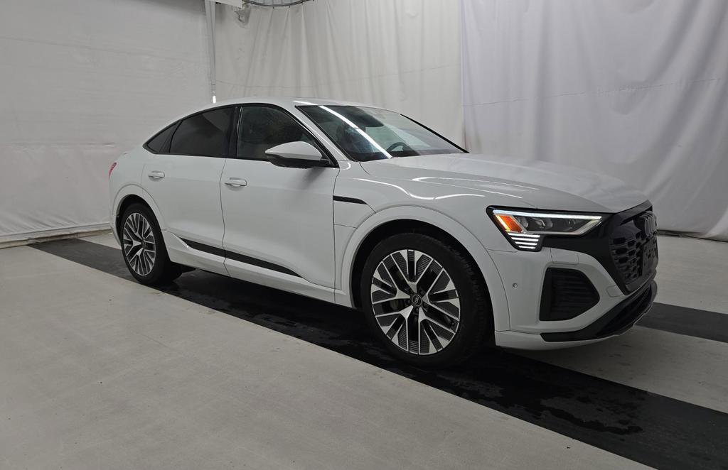 Used 2024 Audi Q8 e-tron Premium Plus image 3