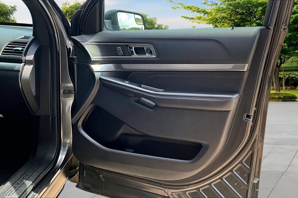 Used 2018 Ford Explorer XLT w/ XLT Appearance Package AWD/4WD image 23