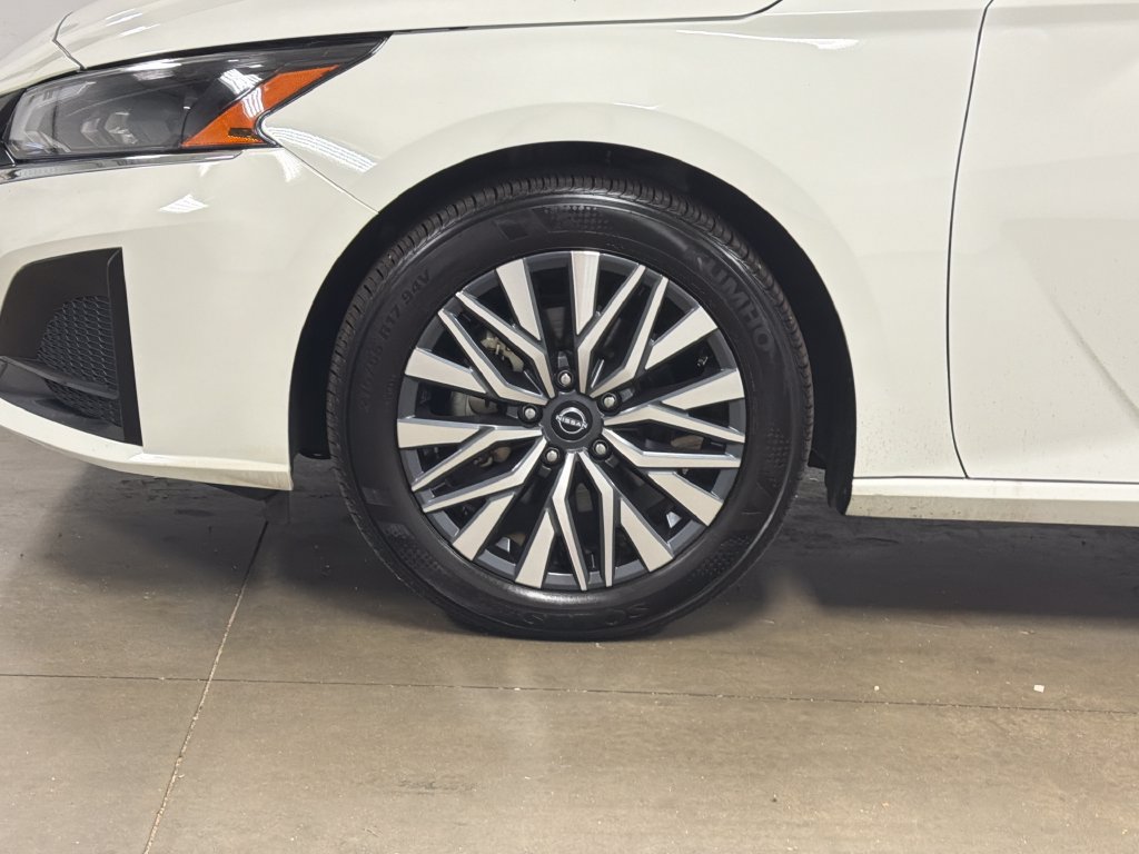 Used 2025 Nissan Altima 2.5 SV FWD image 10