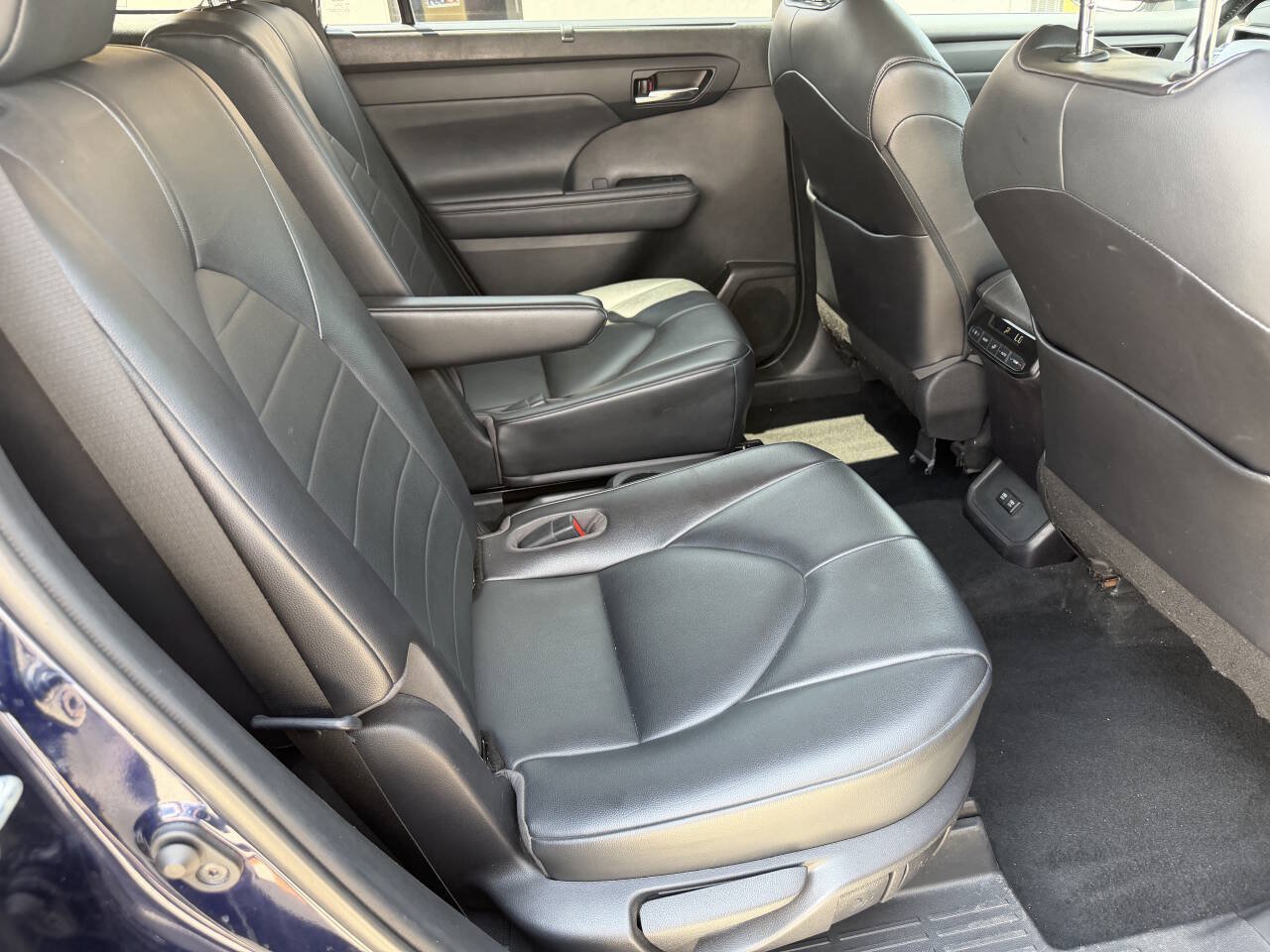 Used 2021 Toyota Highlander XLE AWD/4WD image 20