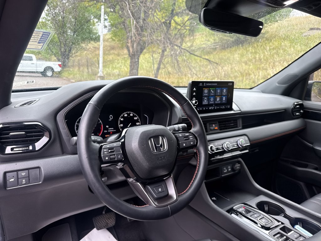 Used 2025 Honda Pilot TrailSport image 13