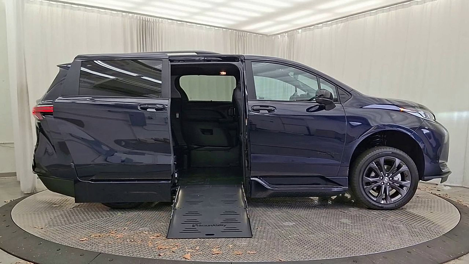 Used 2025 Toyota Sienna XSE w/ XSE Plus Package FWD image 9