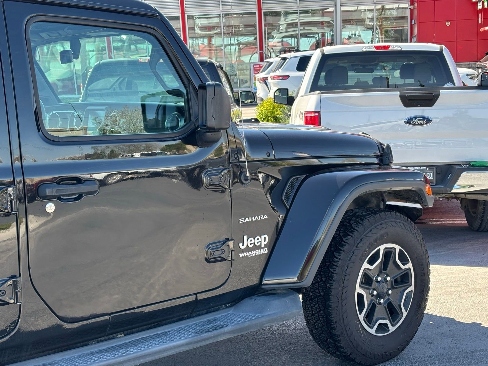 Used 2018 Jeep Wrangler Unlimited Sahara w/ Uconnect 4C Nav & Sound Group AWD/4WD image 4
