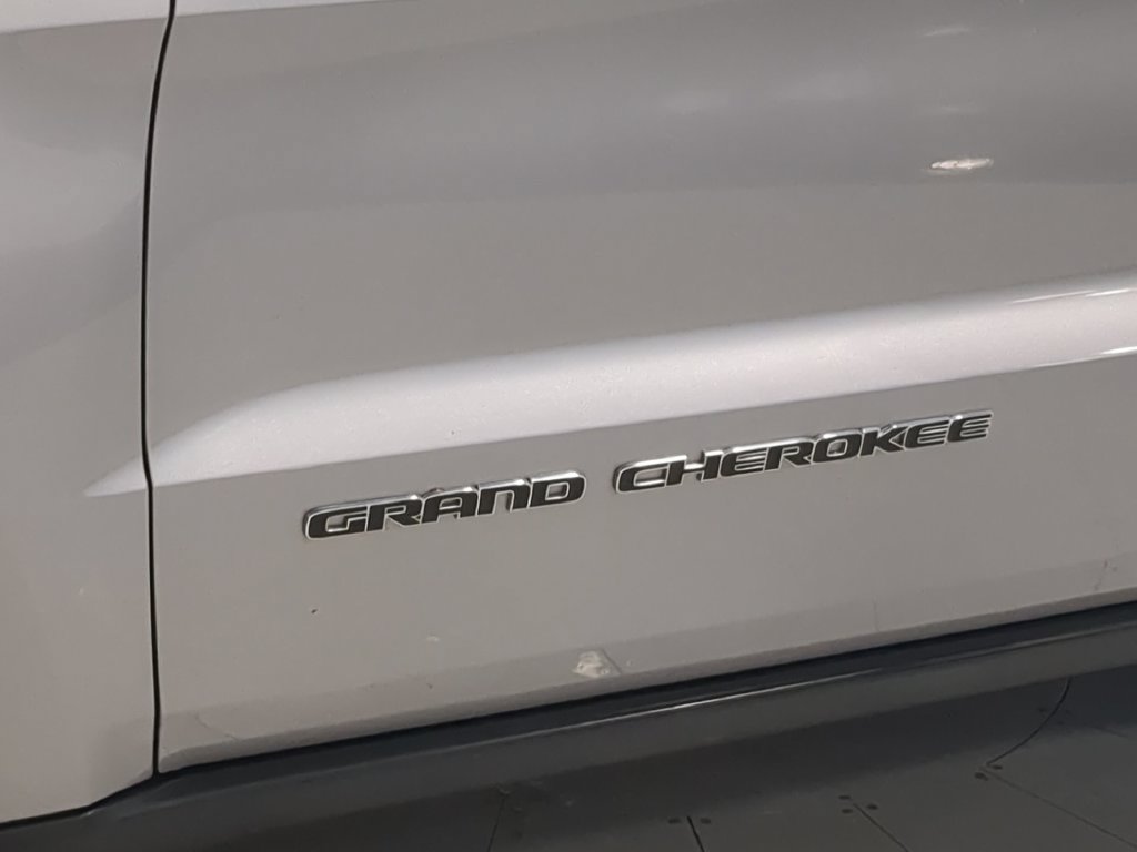 Used 2017 Jeep Grand Cherokee Limited AWD/4WD image 16