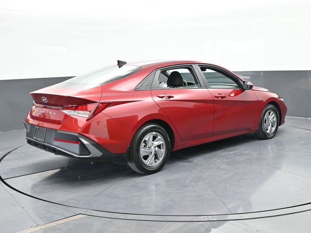 Used 2024 Hyundai Elantra SE FWD image 6
