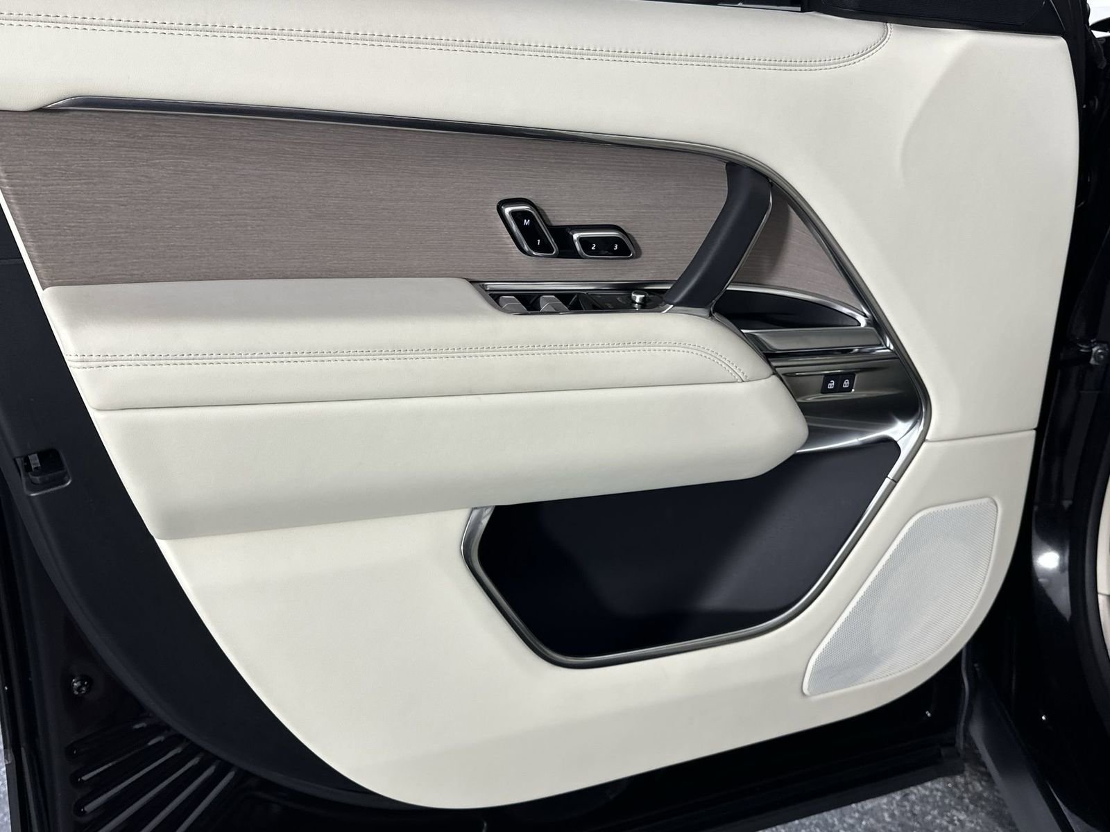 Used 2024 Land Rover Range Rover Long Wheelbase SE image 29