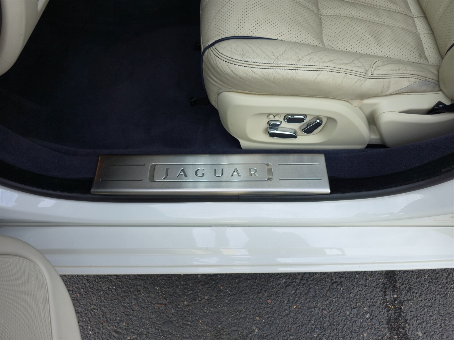 Used 2011 Jaguar XJ L RWD image 14