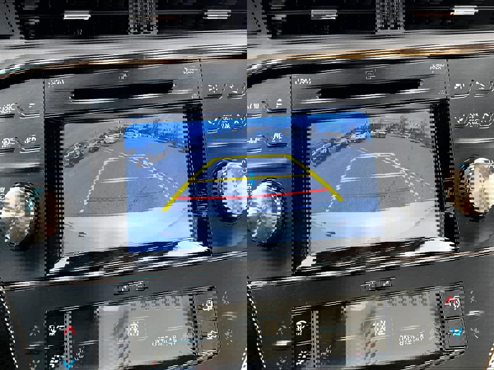 Used 2018 Toyota Avalon Limited image 19