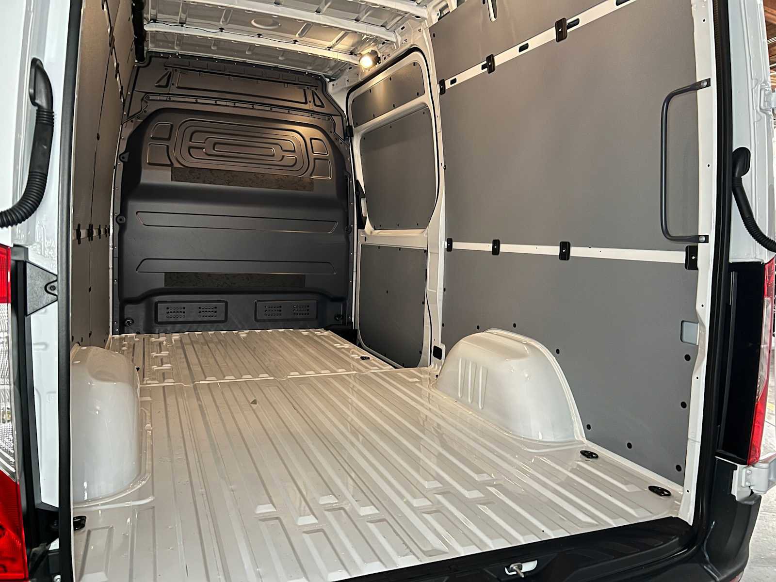 Used 2025 Mercedes-Benz Sprinter 2500 image 18