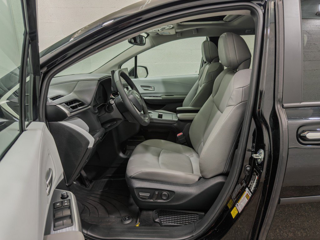 Used 2025 Toyota Sienna XLE AWD/4WD image 13