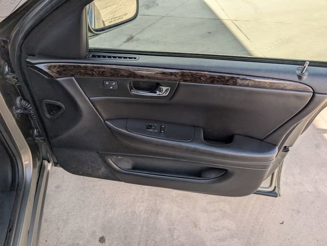 Used 2010 Cadillac DTS Luxury image 30