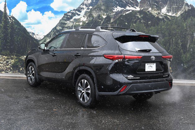 Used 2023 Toyota Highlander XLE AWD/4WD image 9