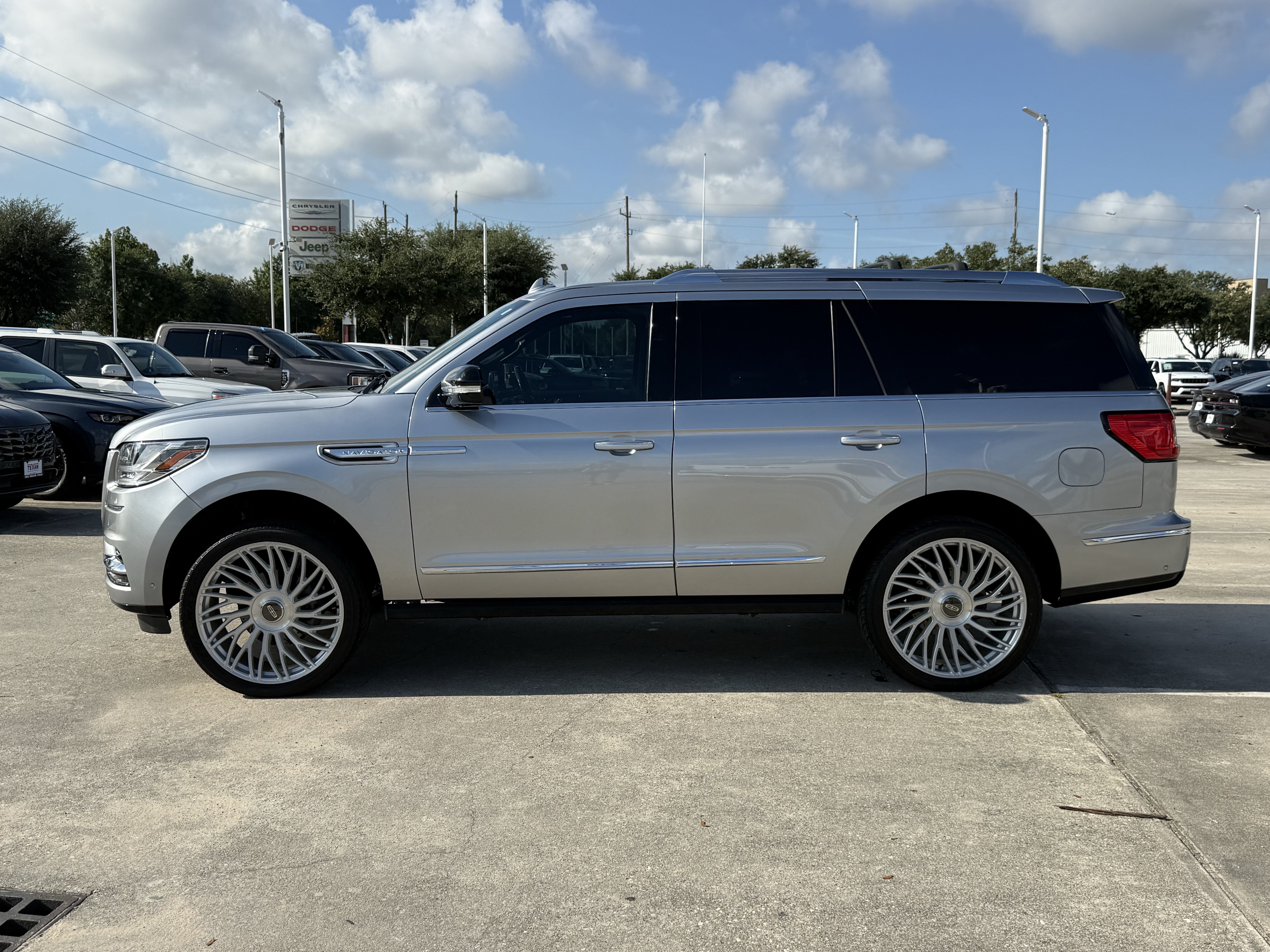 Used 2021 Lincoln Navigator Reserve w/ Luxury Package RWD image 8