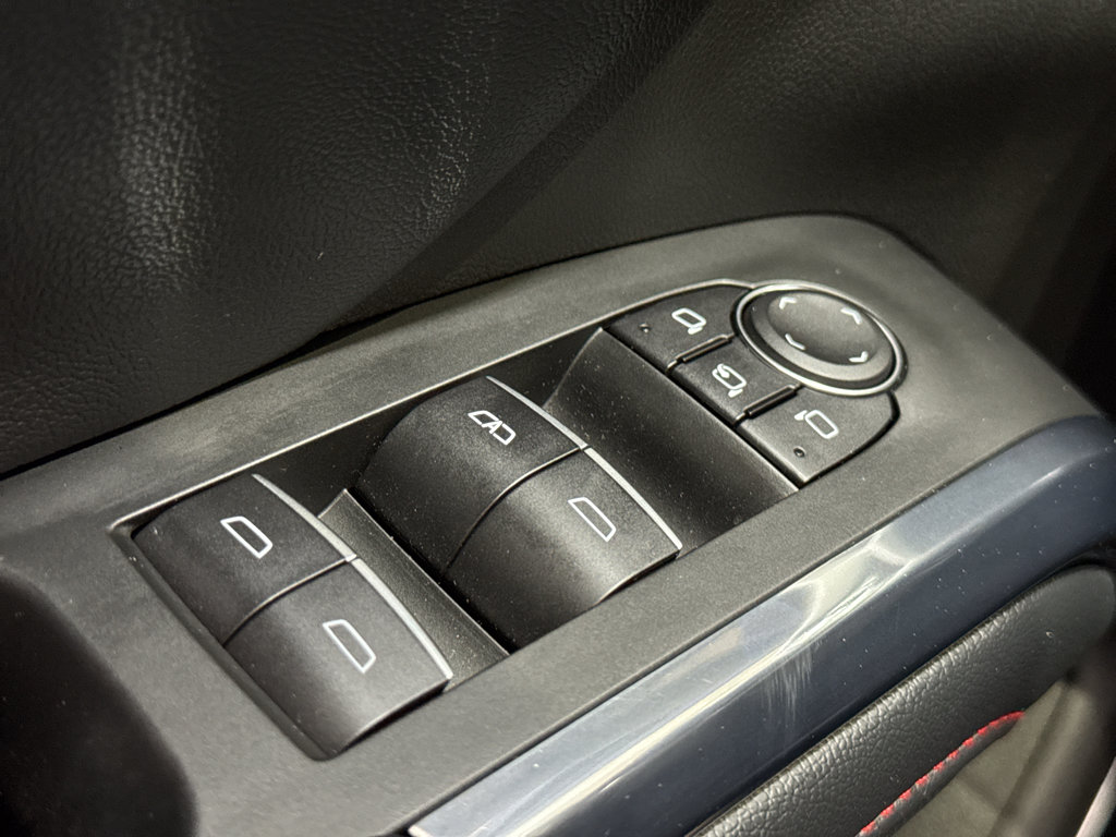 Used 2025 Chevrolet Traverse RS image 39