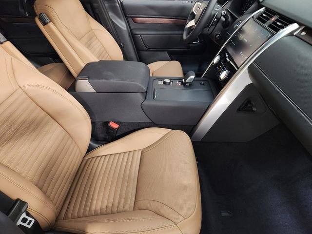 New 2025 Land Rover Discovery Dynamic SE image 3