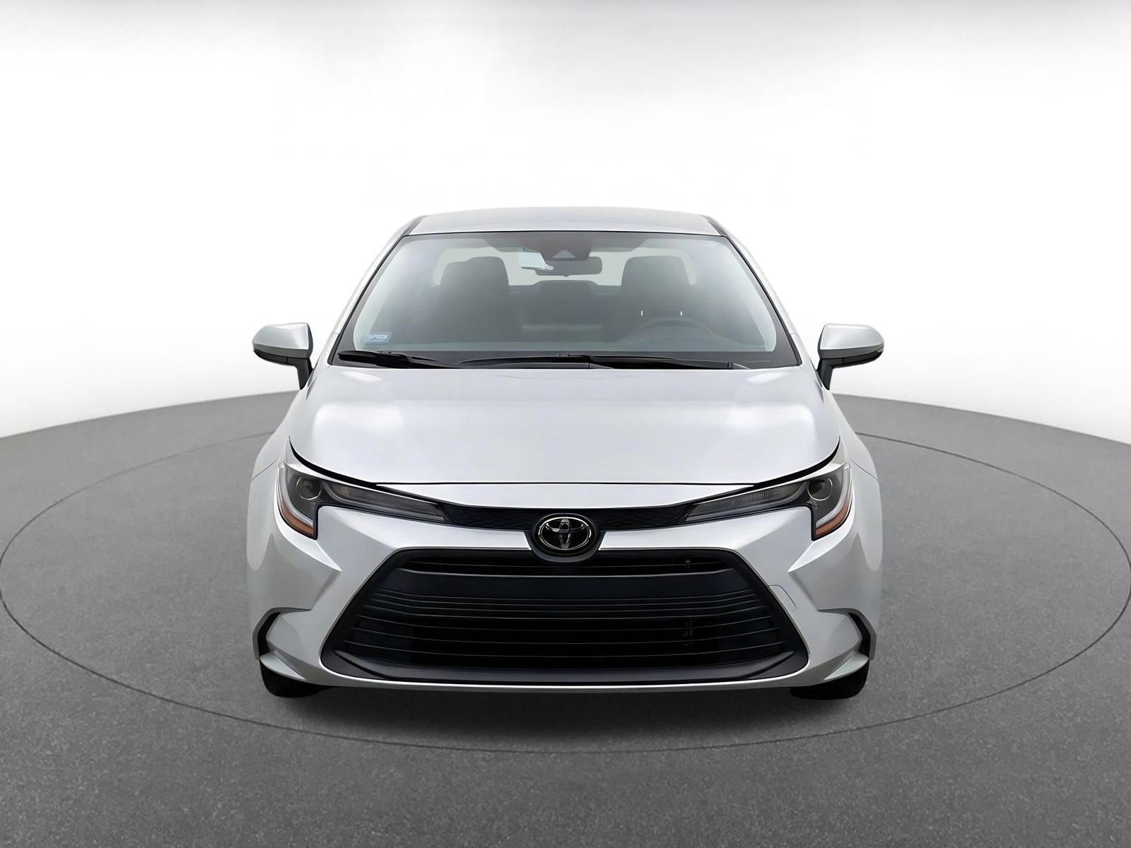 Used 2025 Toyota Corolla LE FWD image 2