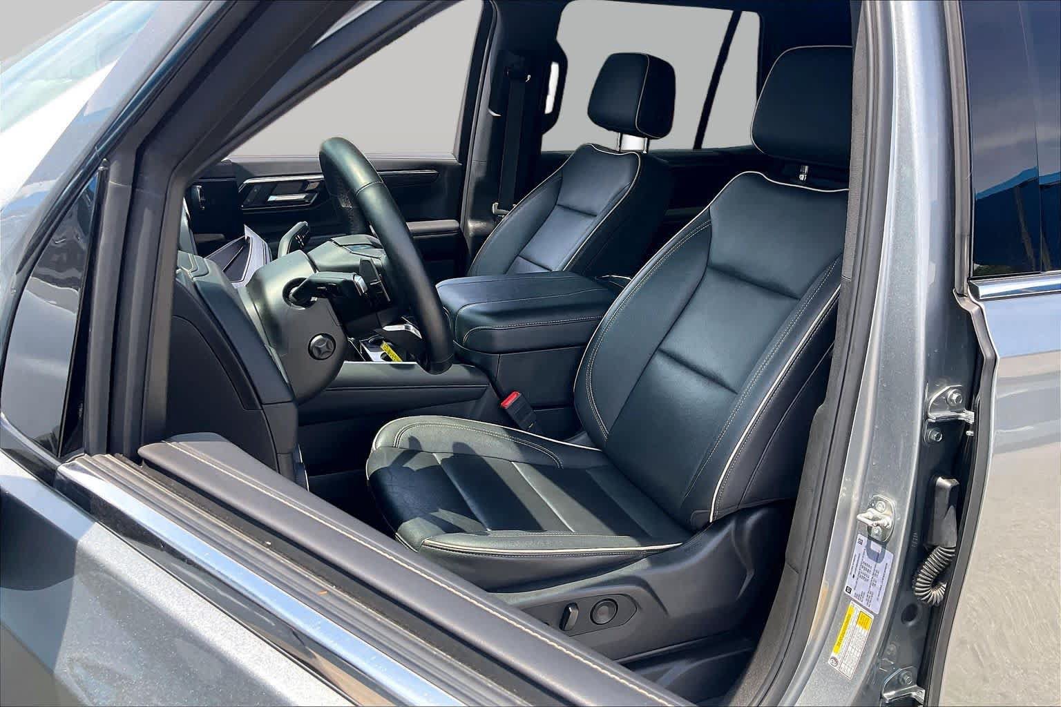 Used 2025 Chevrolet Tahoe Premier AWD/4WD image 9